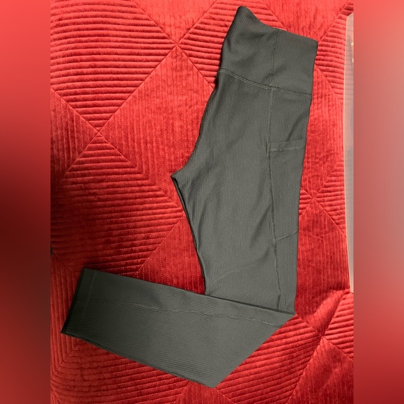 Old Navy Active Powersoft black, ribbed high-rise leggings - Picture 12 of 16